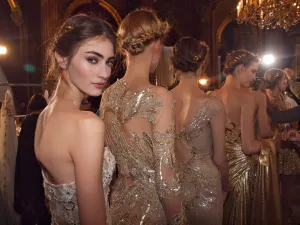 Modèles en arrière-plan en robes élégantes, orchestration de lumières et ambiance glamour.